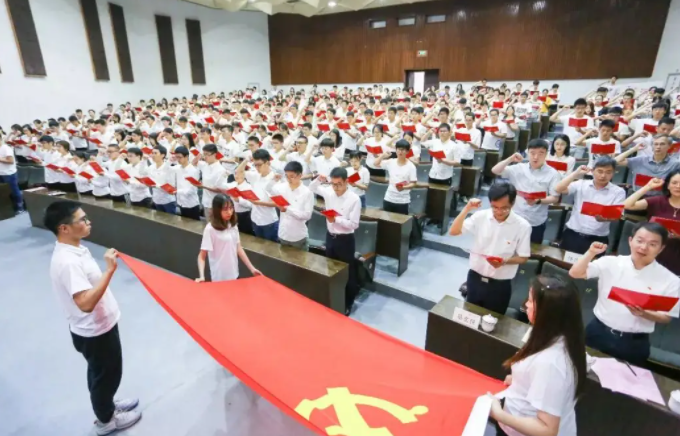 大学入党命运掌握在谁手里，辅导员还是党支部书记？学生早做准备