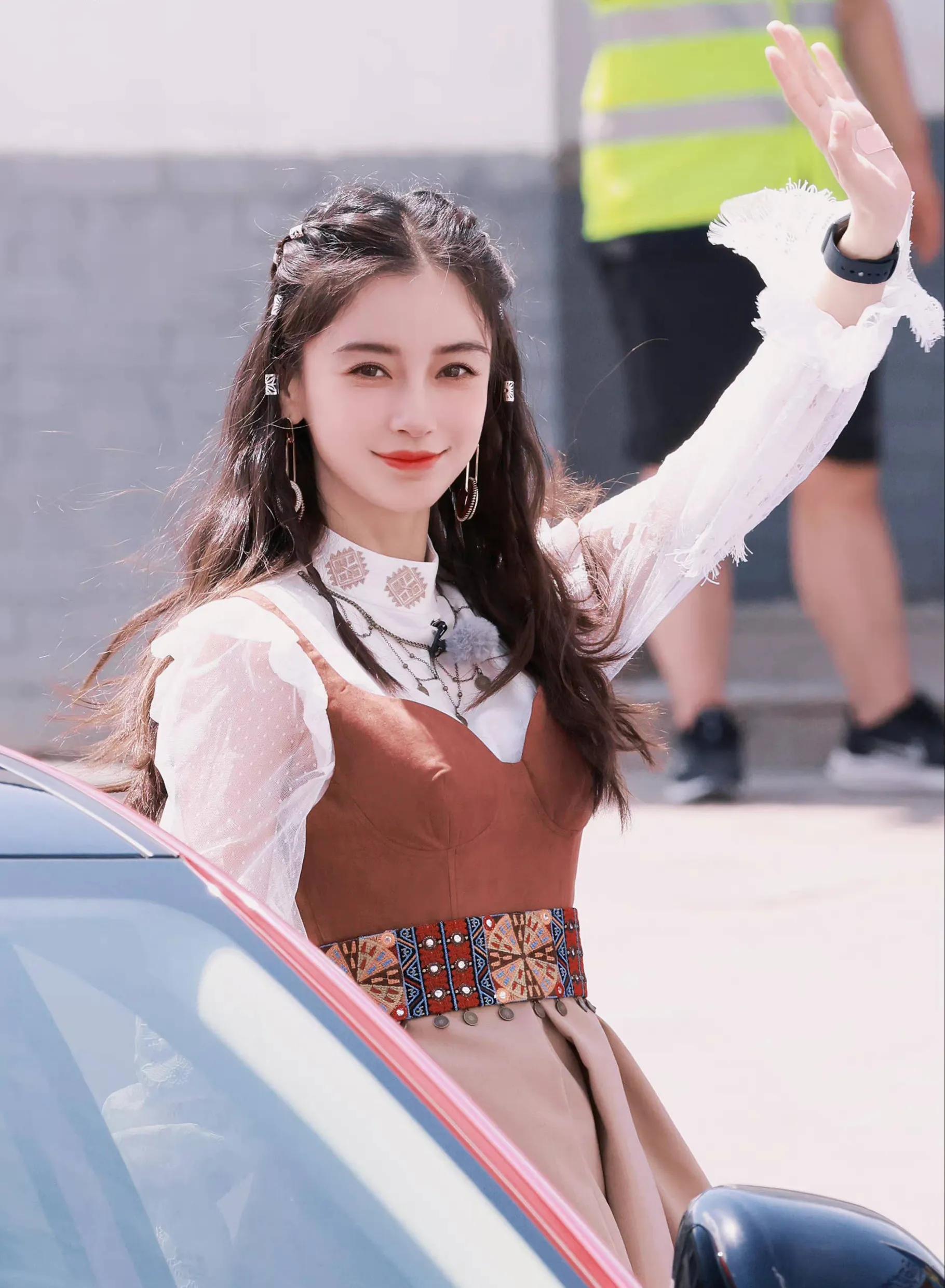 Angelababy7月份的行程图，走出的挣钱大道宽又阔