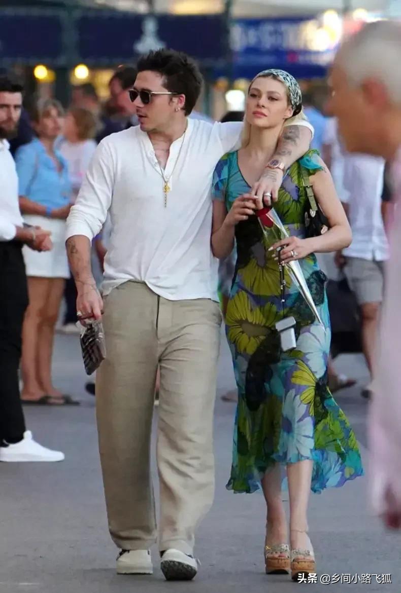 贝克汉姆大儿子婚后发福，和妻子妮可拉·佩尔茨在法国昂蒂布度假