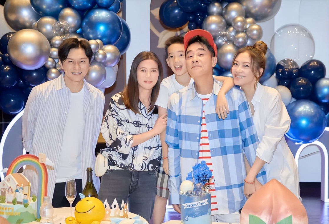 应采儿探班陈小春，带儿子游乐场玩耍，Jasper与小朋友互动好可爱