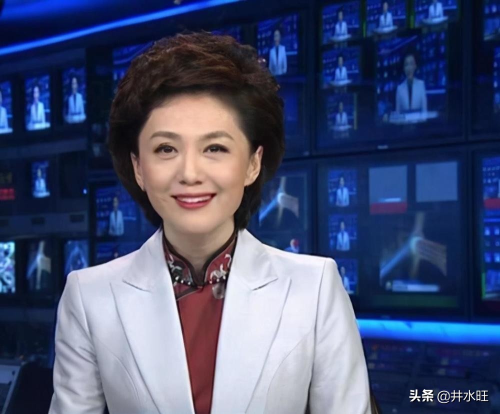 一身白衣的央视女主持，优雅显气质，别具高级感