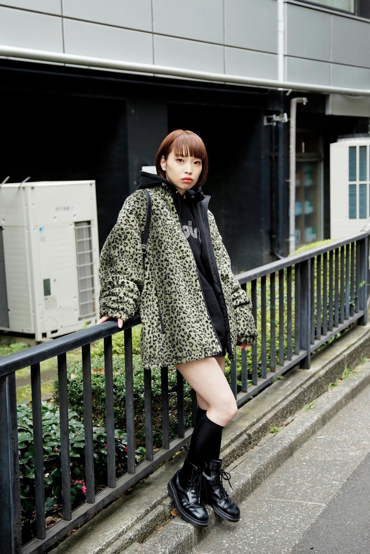 日本的女人是真不怕冷，上半身裹得这么严实，出门还要露腿