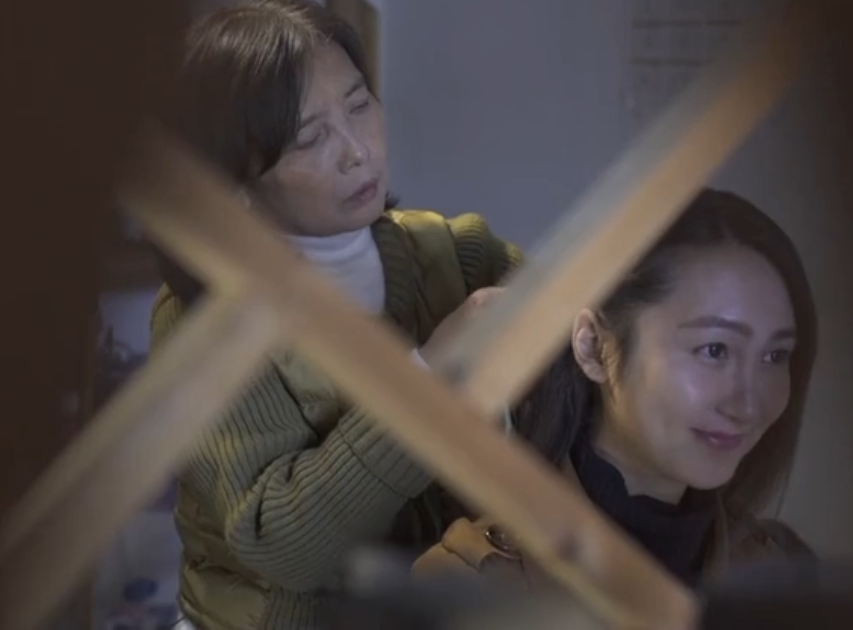 17年前，浙江19岁男孩背着母亲上大学，29岁不顾反对变性为女人