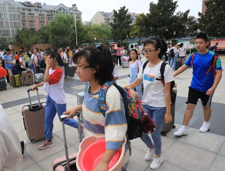 学生“发型”有了新规定，男生要剃光？女生觉得新要求颠覆三观