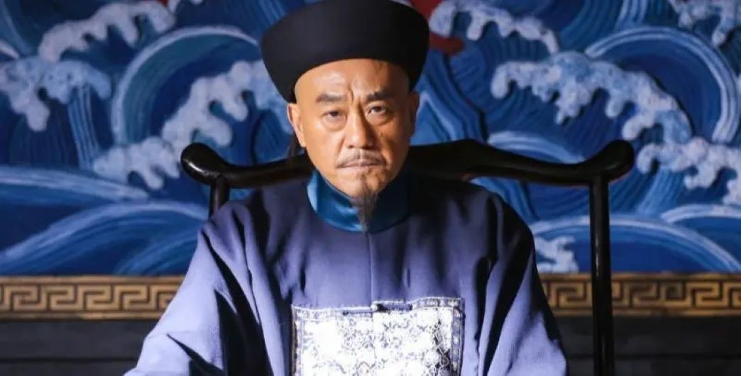 乾隆,纪晓岚和和珅三人是有一定的年龄差的,乾隆岁数最大,纪晓岚比