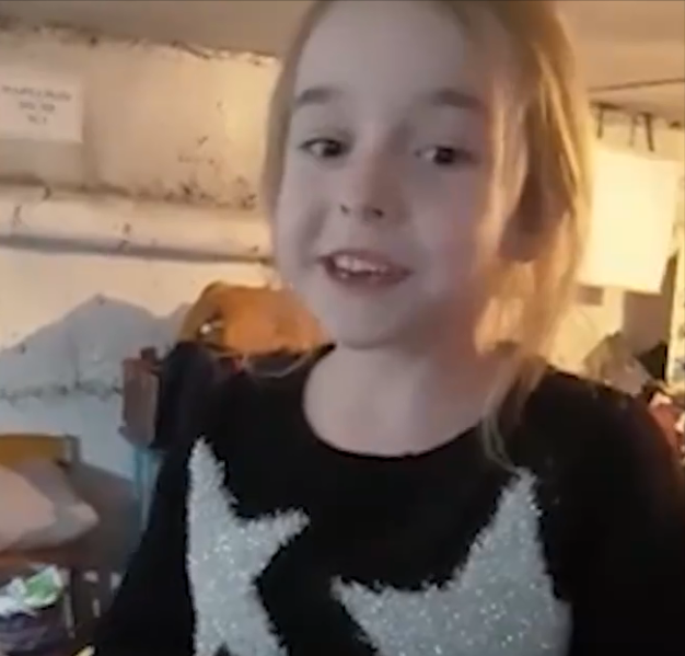 乌克兰小女孩防空洞里唱Let it go 这歌声太治愈了