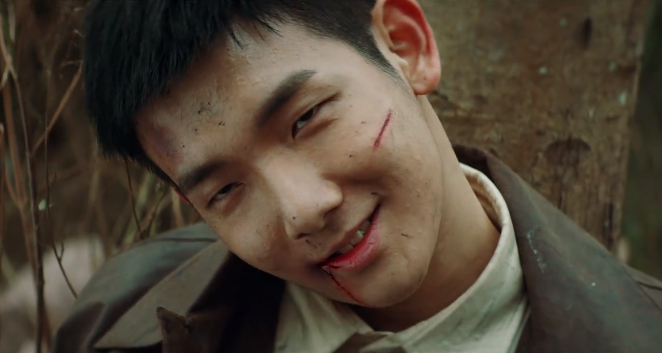 纹眉植发大红唇，手枪比肩迫击炮，想不到胡军还能接这种抗日神片