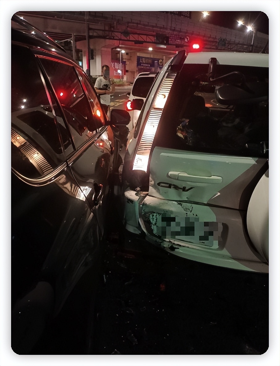 和林志颖同天车祸！女星等红绿灯惨遭追尾，对方车头被毁面目全非