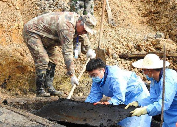 江苏出土千年古墓，打开棺椁后，发现尸体泡在水中，专家：快盖棺