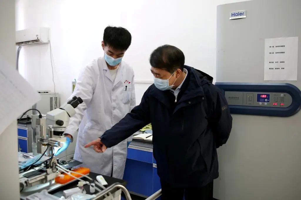 中国医科大学党委书记宫福清带队走访慰问在校师生