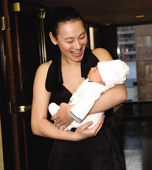 梁洛施：为李泽楷生3子，拿40亿分手费，直言喜欢又肥又矮的男人