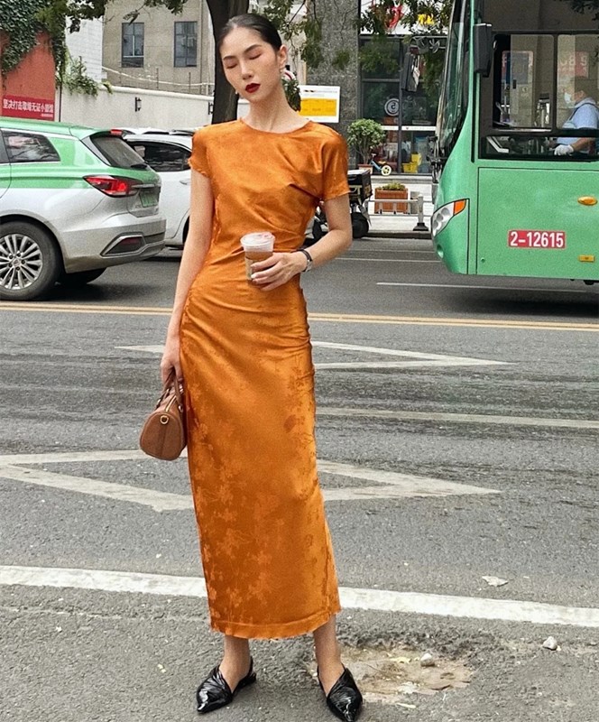 正儿八经的衣服没人穿了吗？“不对称的裙子”怎么这么流行