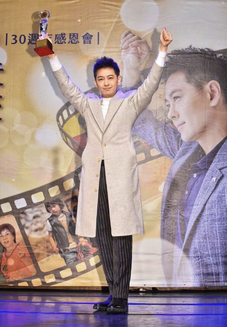 林志颖回母校庆祝出道30周年，学弟学妹们伴舞，站满楼道人气超高