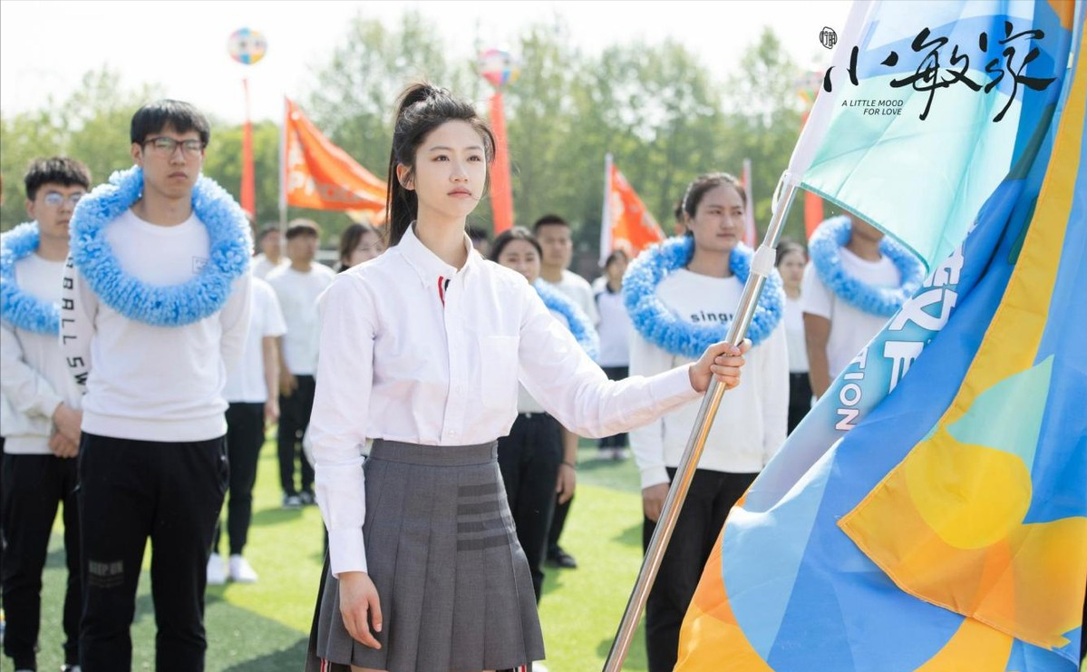 《小敏家》黄磊女儿向涵之，穿衬衫配百褶裙，有清纯大学生那味了