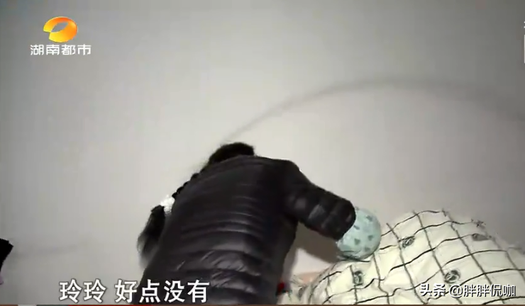 女大学生因爱变得精神失常，和流浪汉生下孩子，亲妈：造孽啊