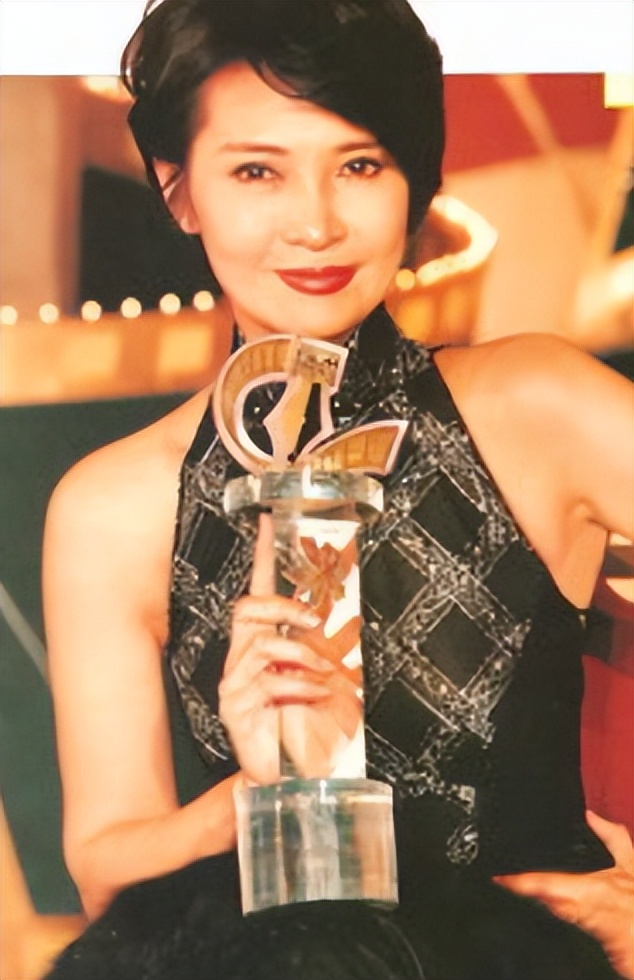 3岁丧父7岁拍戏还债，19岁红遍全国，如今75岁活成“不败美人”