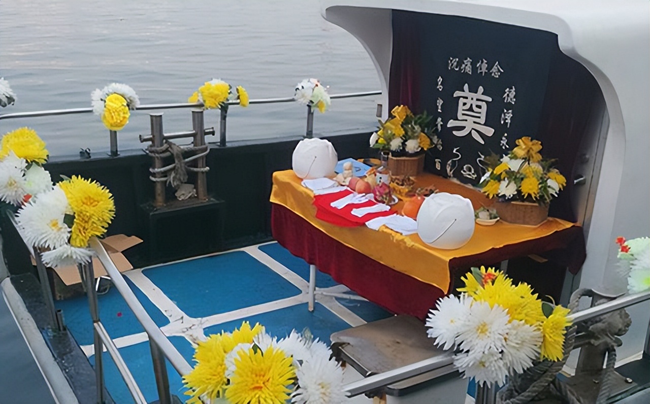 海葬师陈琦:每年送走8000具骨灰,被海景房开发商举报不吉利