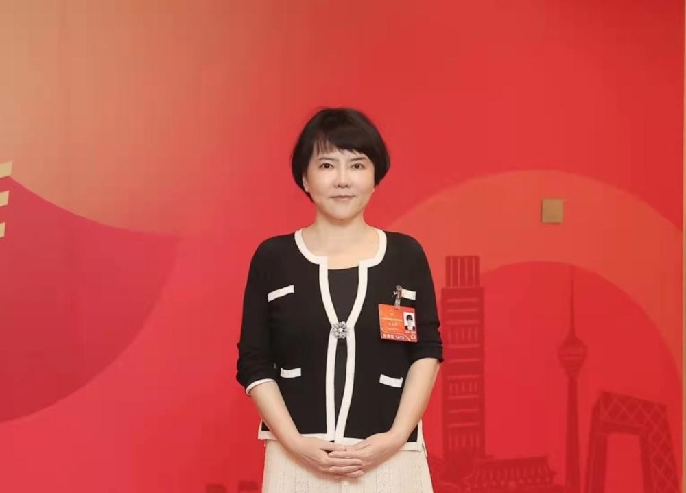 火遍媒体！这26位人大代表、12位政协委员，全部进京履职，全毕业于同一所大学！