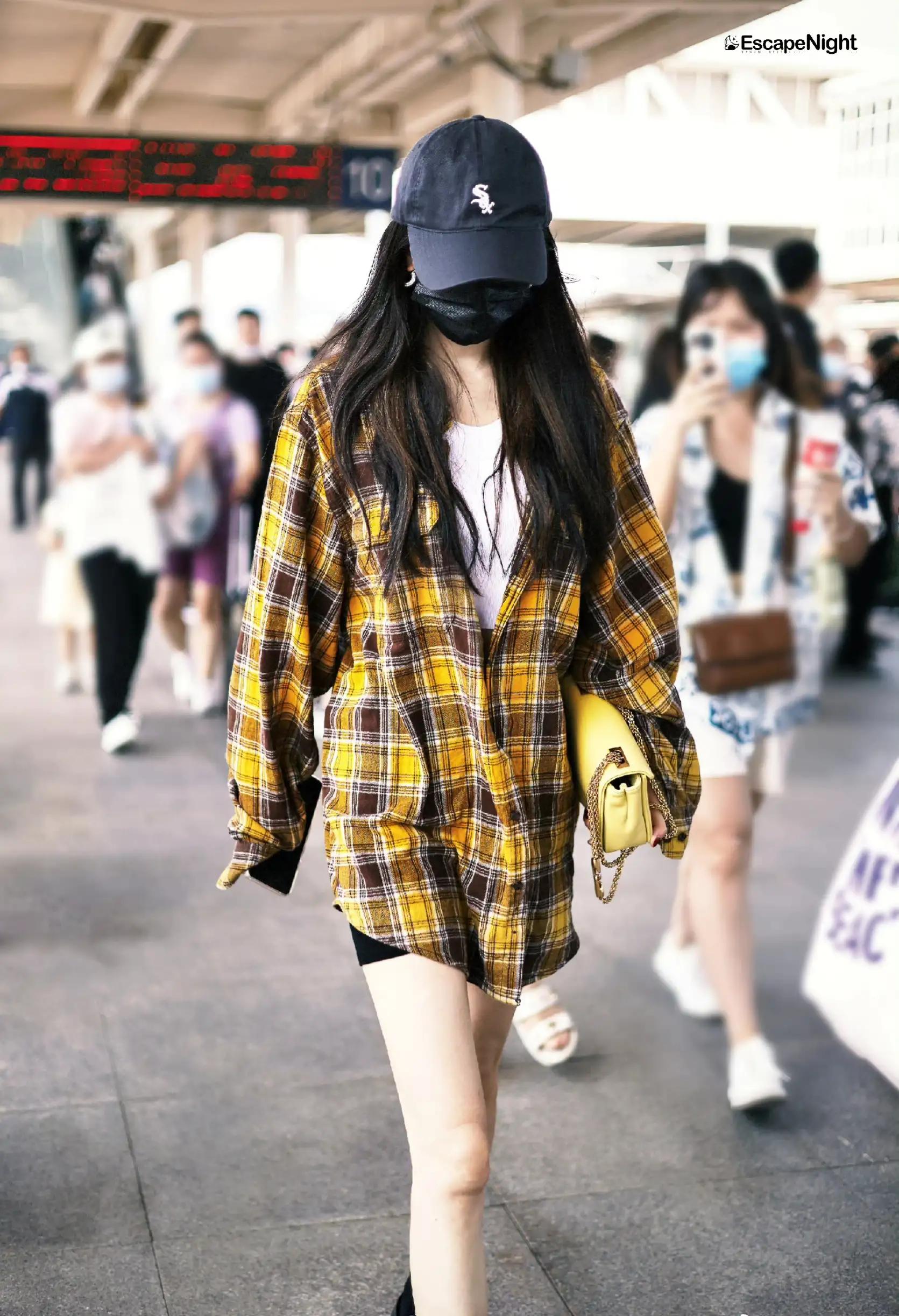 杨幂最新机场饭拍，格子衫加健身裤，下衣失踪露出大长腿又美又飒