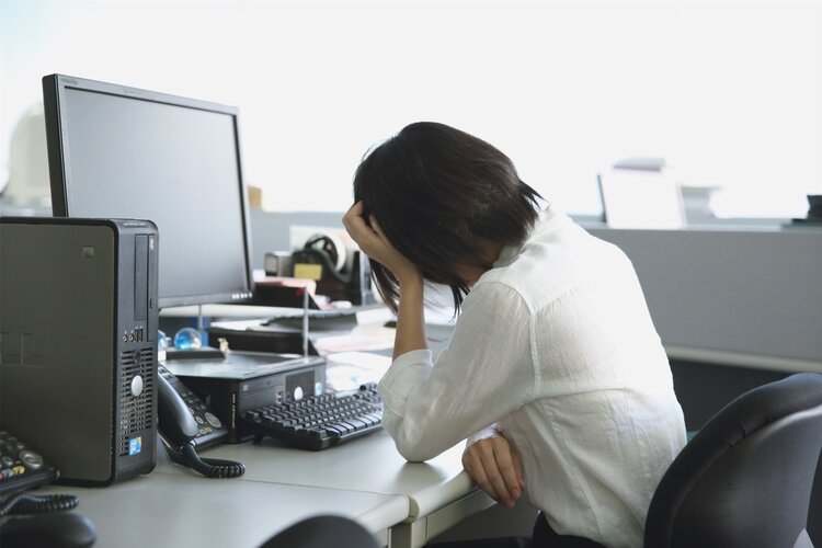 为什么白头发越长越多？你以为是老了，提醒：或是缺乏2种营养素