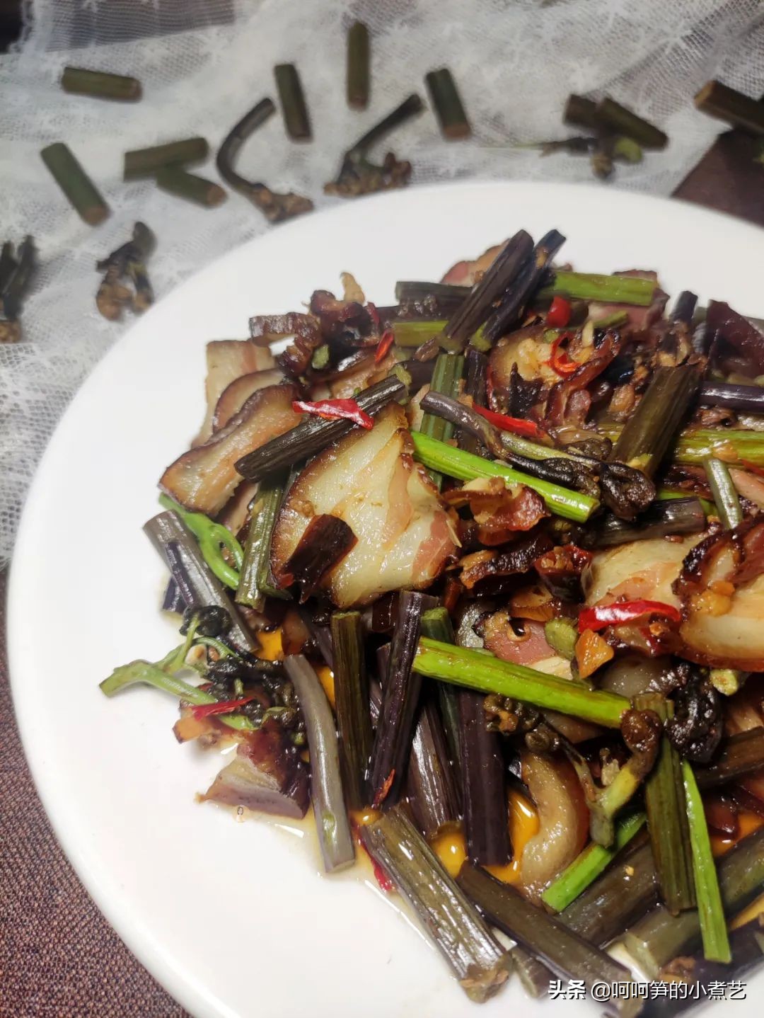 蕨菜炒腊肉怎么做好吃一吃就上瘾的蕨菜炒腊肉