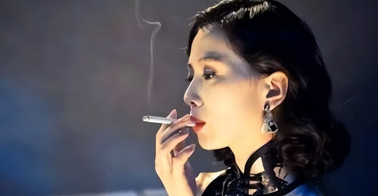 《浪姐3》大合照直接拍到烟盒，聚餐吸烟惹争议