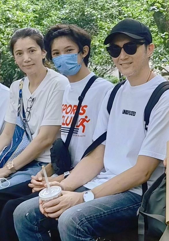 张智霖夫妇浪漫约会，结婚21年甜蜜如初，50岁袁咏仪自信秀全素颜