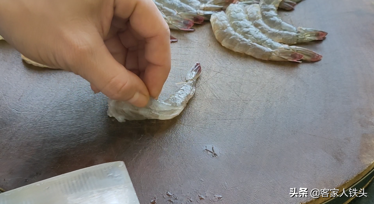 大虾还白灼？别老一套做了，这做法才过瘾，5分钟出锅，鲜嫩味美