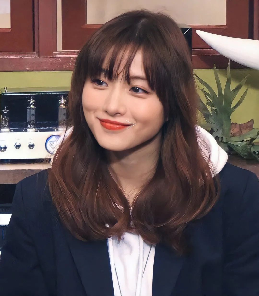 鞠婧祎又来造福美妆界了！素人撞脸刘亦菲，气质却差了十万八千里