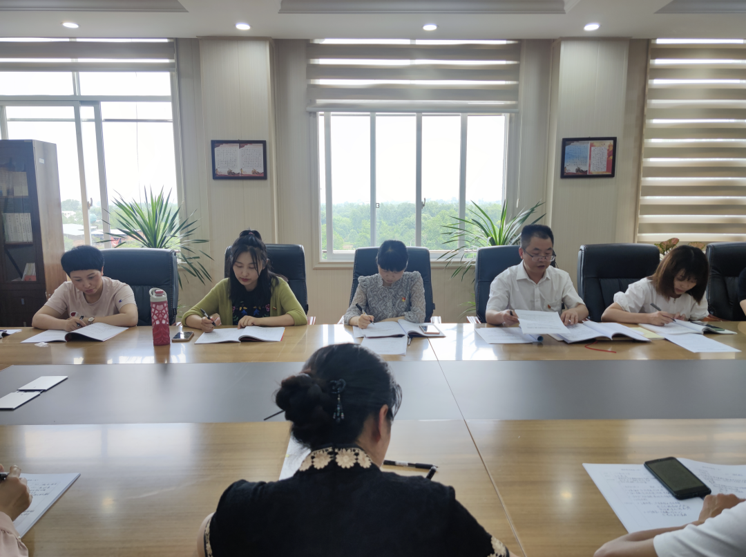 白沙小学召开“群众身边腐败和作风问题专项整治工作”学习会