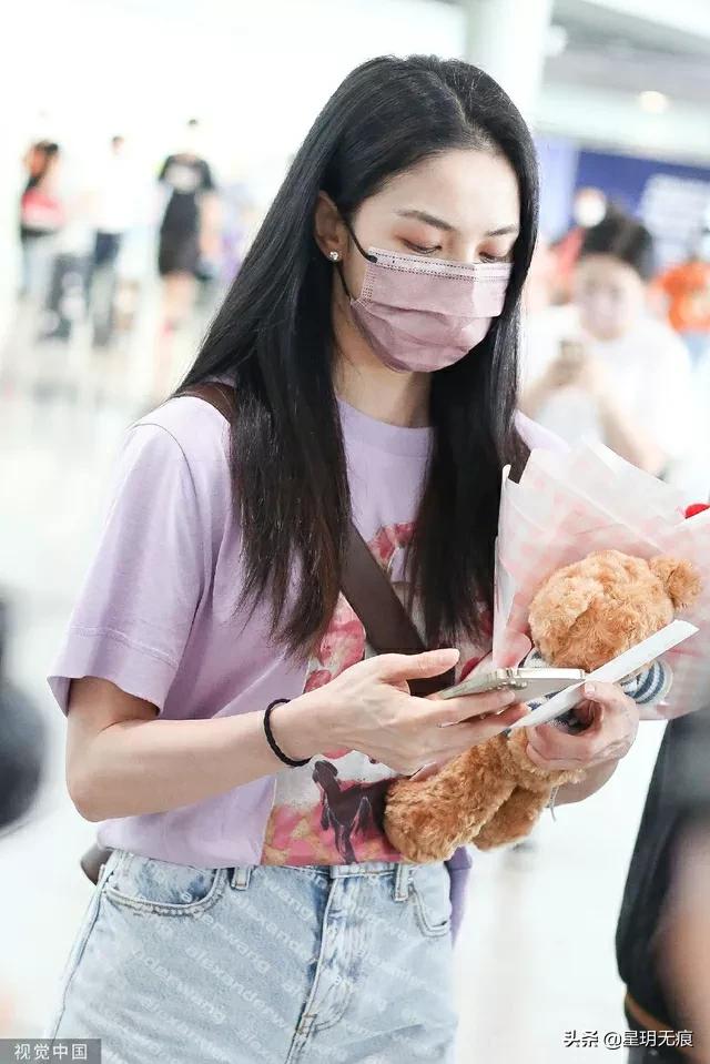 “浪姐”唐诗逸亮相机场 粉紫系装扮抱小熊少女心满满