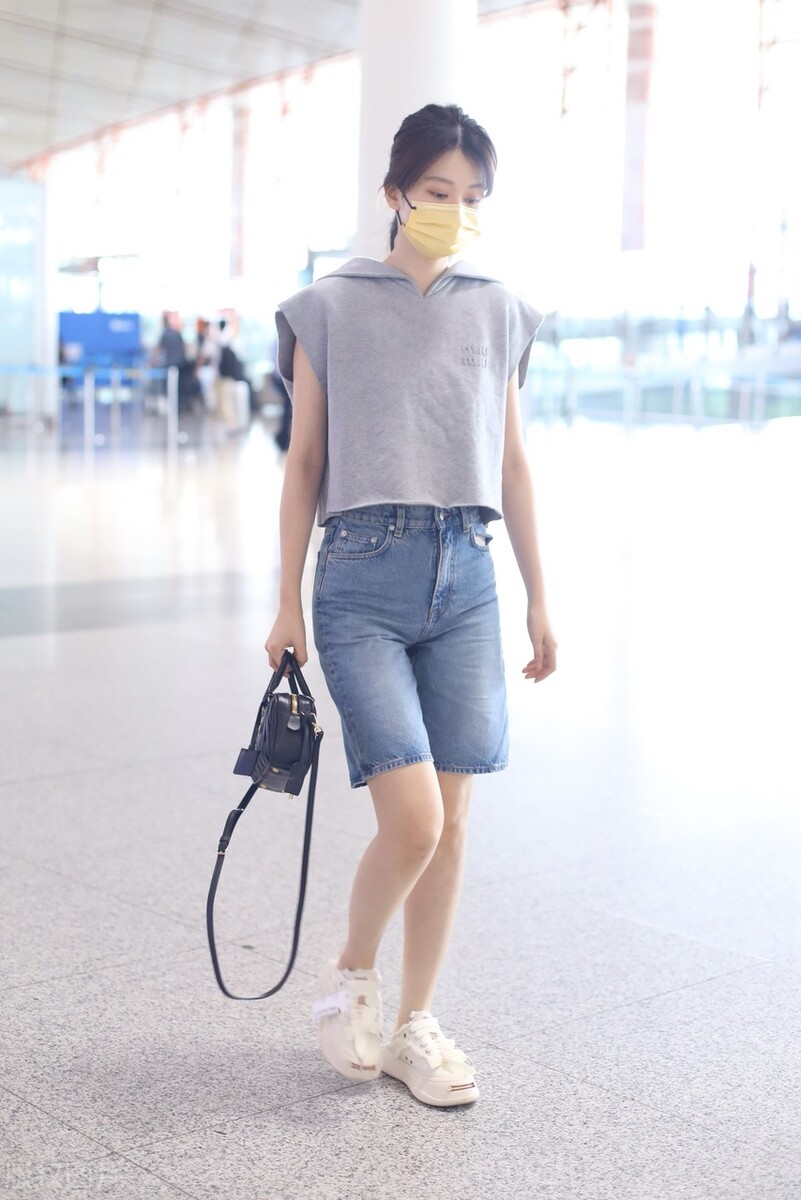 乔欣灰色无袖上衣+牛仔中裤+白色运动鞋休闲随性