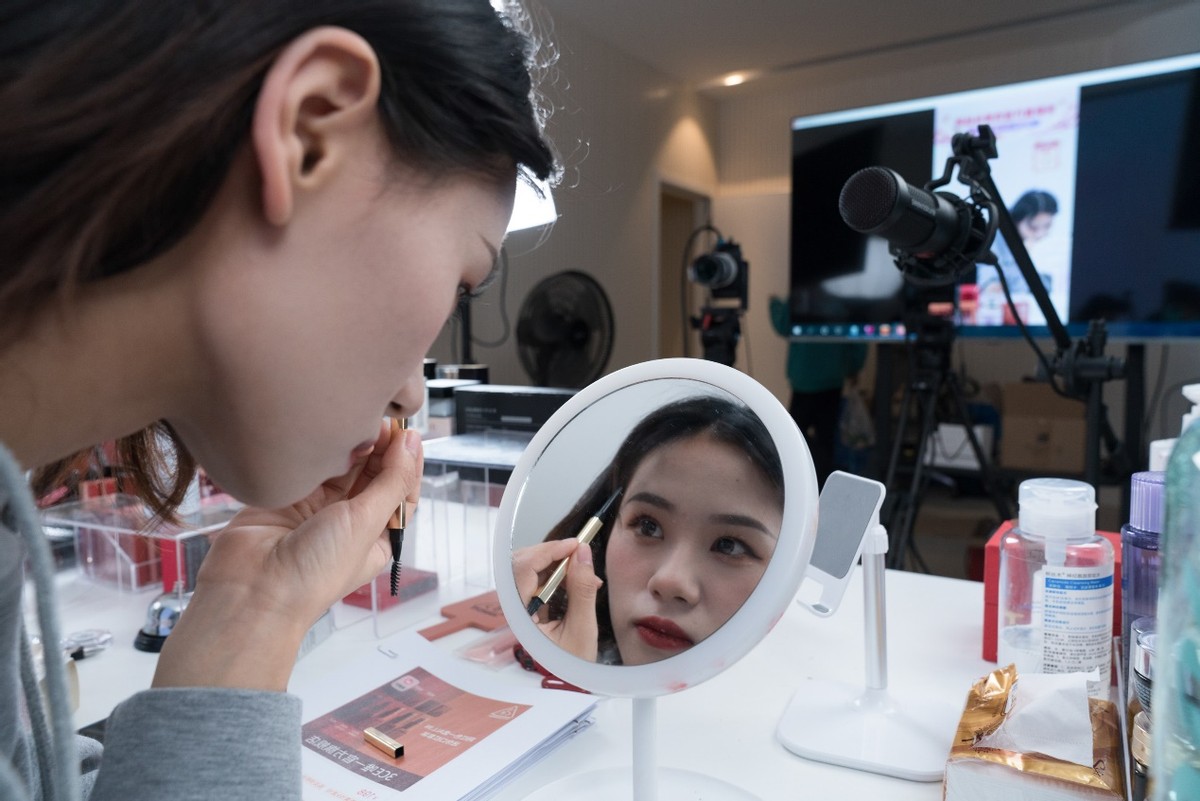 iPhone降价卖不动，唯品会上黄金却被买爆，年轻人消费观变了