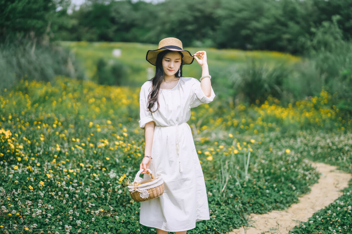 五绝十二首 初春日映窗，拂面风带香