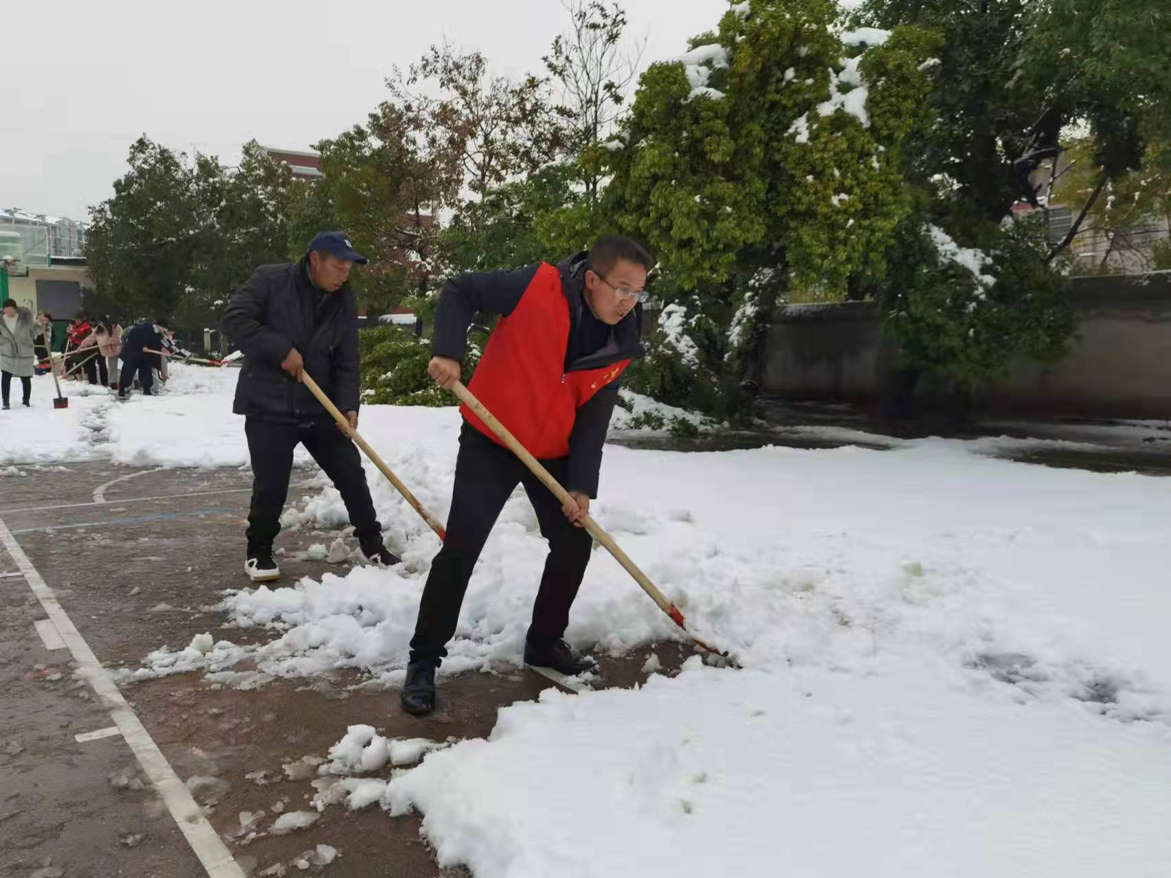 雪停为令，除雪护学——梨子园实验学校开展除雪志愿服务活动