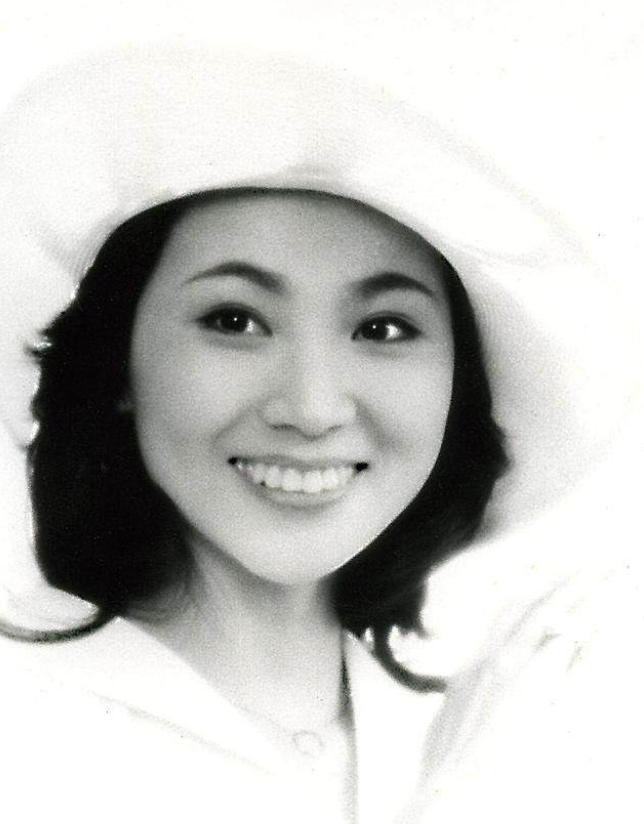 她被称为“宝岛歌后”，可与邓丽君相提并论，却当红为爱退圈