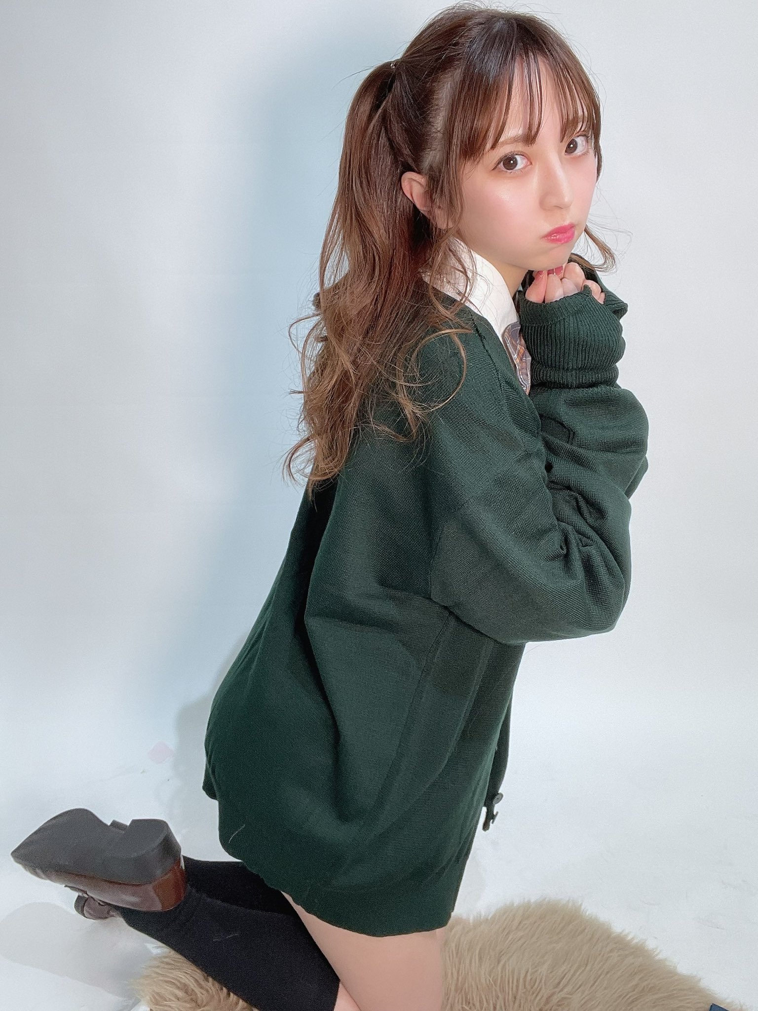 漫画家竹内星菜晒出性感水手服装扮，网友：违反校规！-哪边嗨