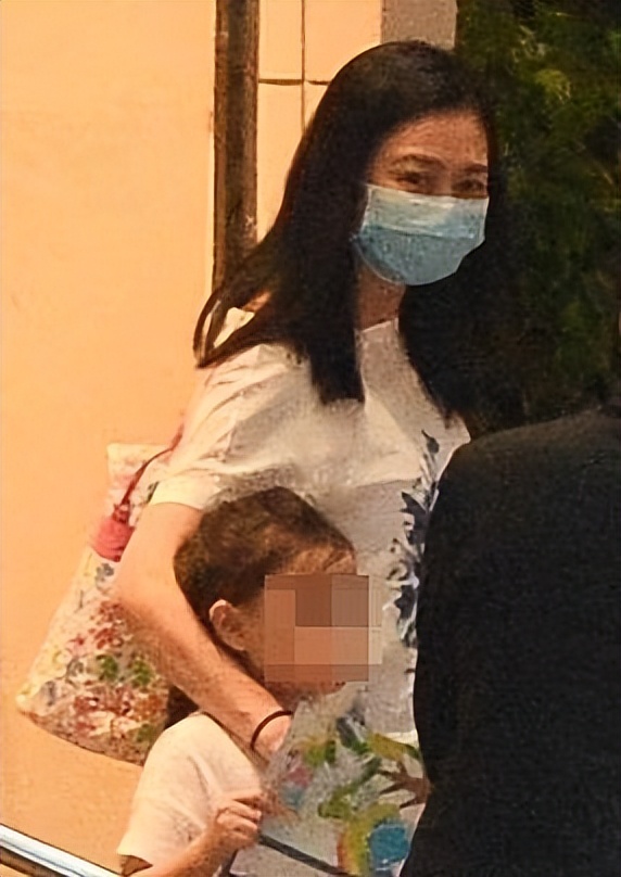 刘德华老婆带女儿出行，罕见露笑脸太贤惠，女儿穿亲子装好出挑