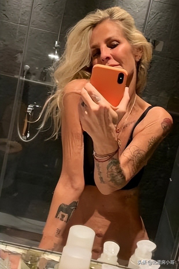 26岁的肯德尔与德文分手后只戴棒球帽晒日光浴，网友：分手了？