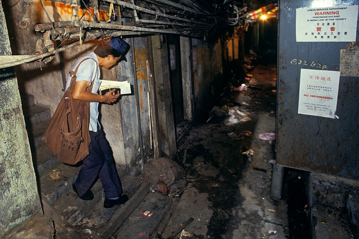 九龙寨(香港九龙寨:人间魔窟!黑帮,毒品横行,一平米住两个人却不搬走)