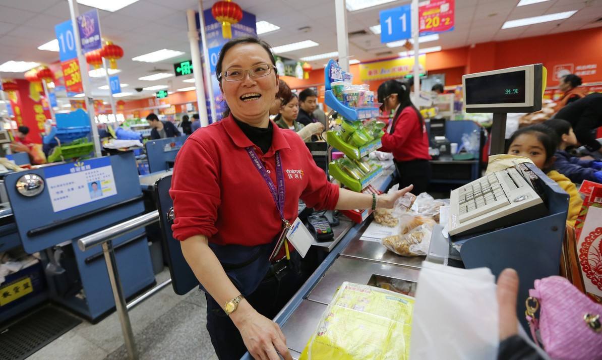 月收入2000多的超市营业员,为何总有人抢着干?这4点原因很关键