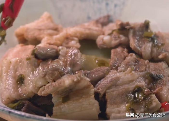 香辣版本的酸汤五花肉，酸辣爽口，肉嫩味美，吃了一次还想吃