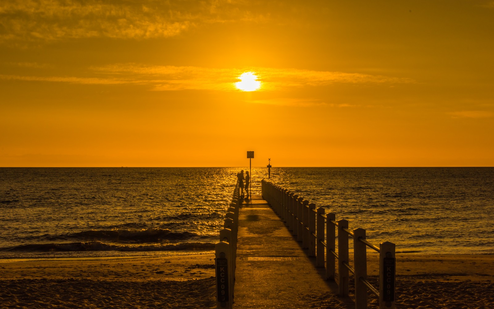 海边的夕阳，一片橙红橙红的