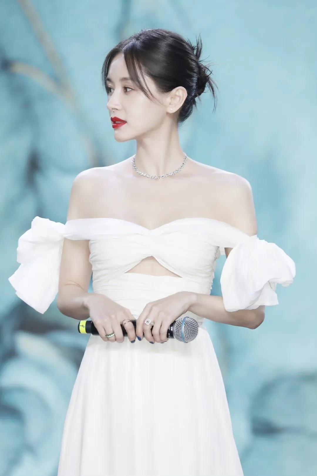 王子文一袭白衣美得不可方物