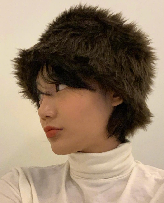 可盐可甜的短发女生照样性感和可爱 穿搭风格简简单单