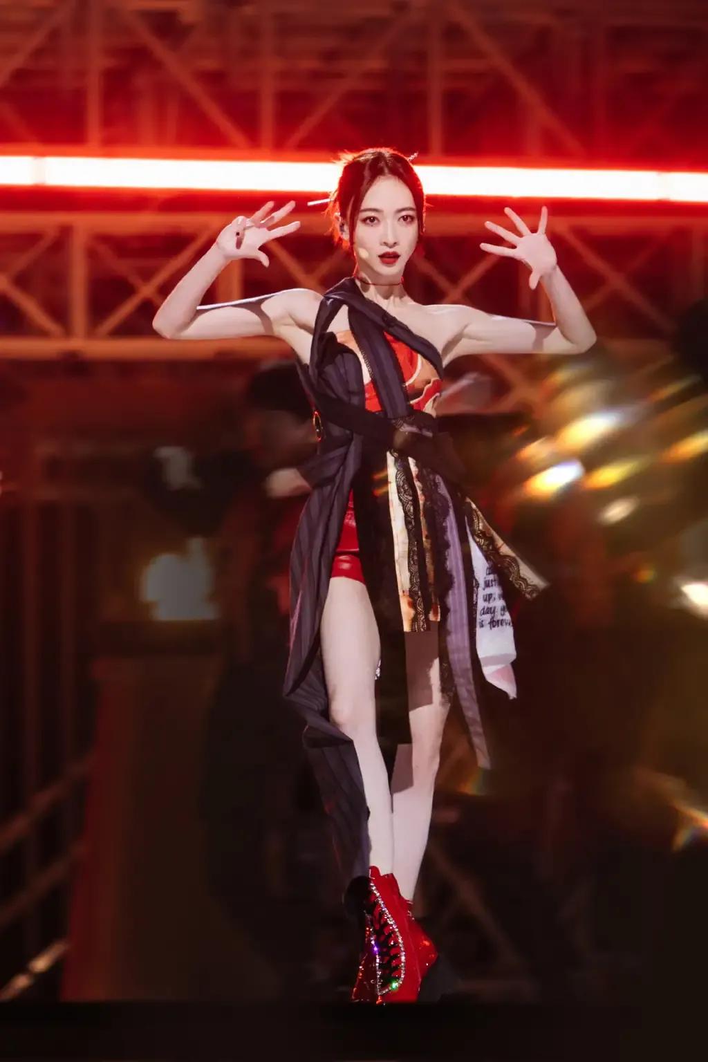 看了浪姐3,才发现吴谨言原来这么美