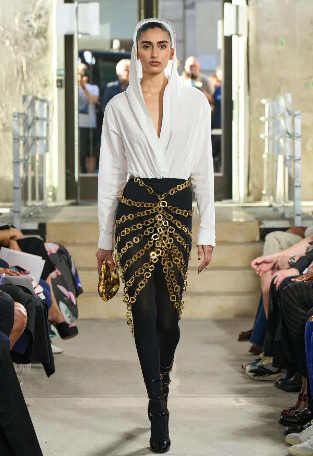 时尚|巴黎秋冬高定时装周:ala07a鳄鱼皮演绎印花,与珍珠刺绣呼应