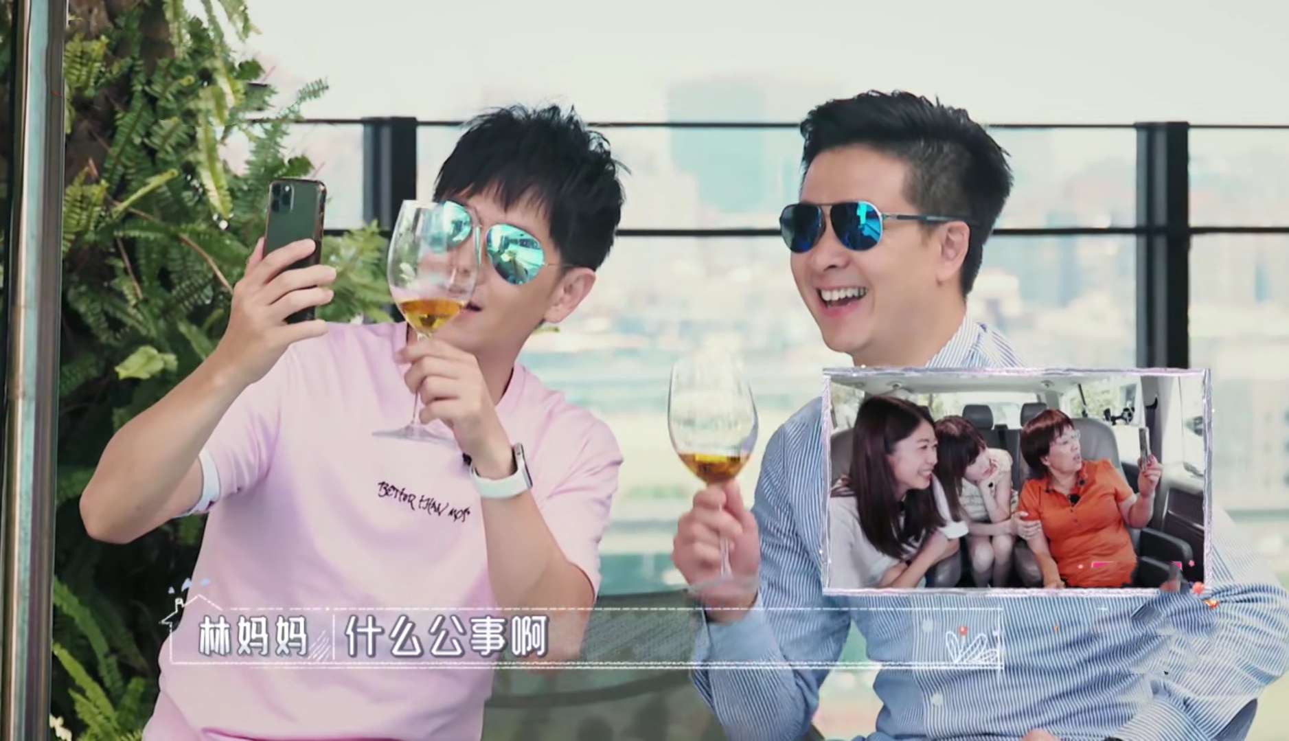 林志颖携弟弟参加年会，合唱18岁时成名曲，小志保养年轻更像弟弟