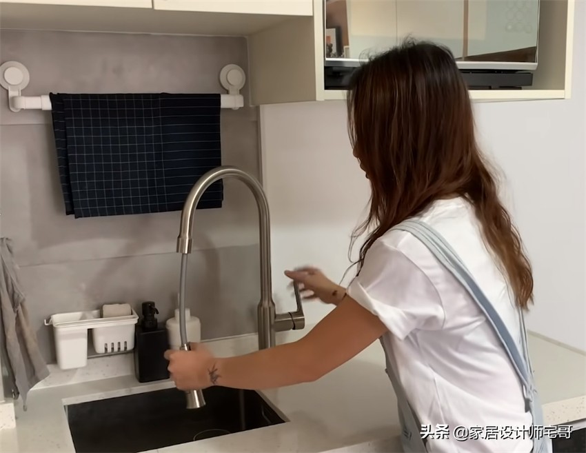 香港90后姑娘买下32㎡“老破小”，“穷转”翻新，网友：真是服了