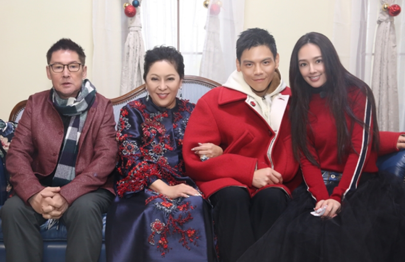 向太一家五口外出就餐，郭碧婷向佐牵手走出，女儿扎冲天辫萌态足